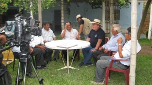 
Reuni&oacute;n con las autoridades locales de la campi&ntilde;a de Moche: responsabilidad c&iacute;vica de preservar el medio ambiente y el patrimonio cultural de la zona
Meeting with the local authorities of the Moche countryside: civic responsibility to preserve the environment and the cultural heritage of the area
